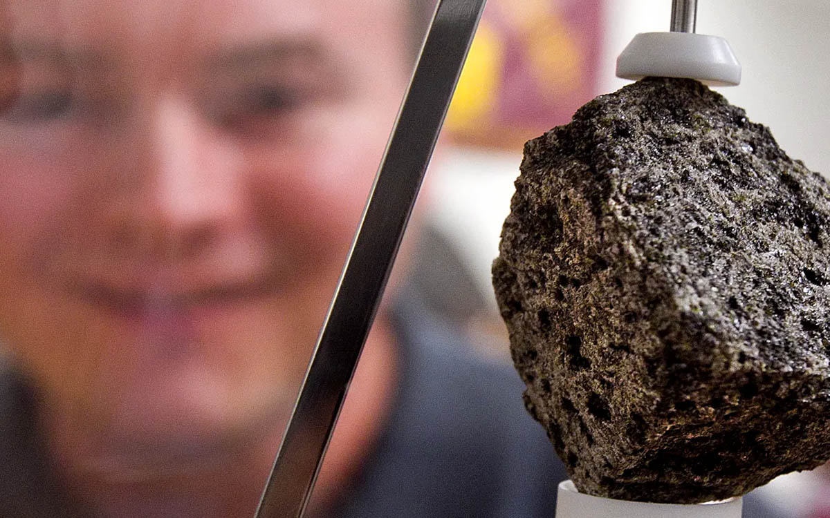 LUNA E SASSI TERRESTRI VOLANTI